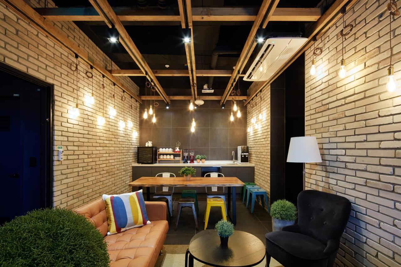 Hostel Cleo Seoul Hongdae Экстерьер фото